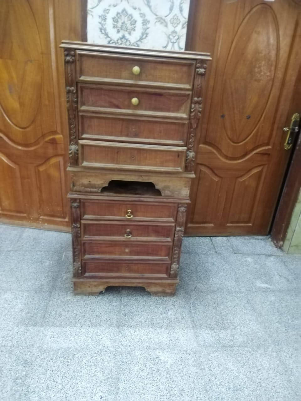 سلام عليكم غرفه نوم للبيع سعر 600الف مع المجال البسيط مكان العزه للاتصال ***********
