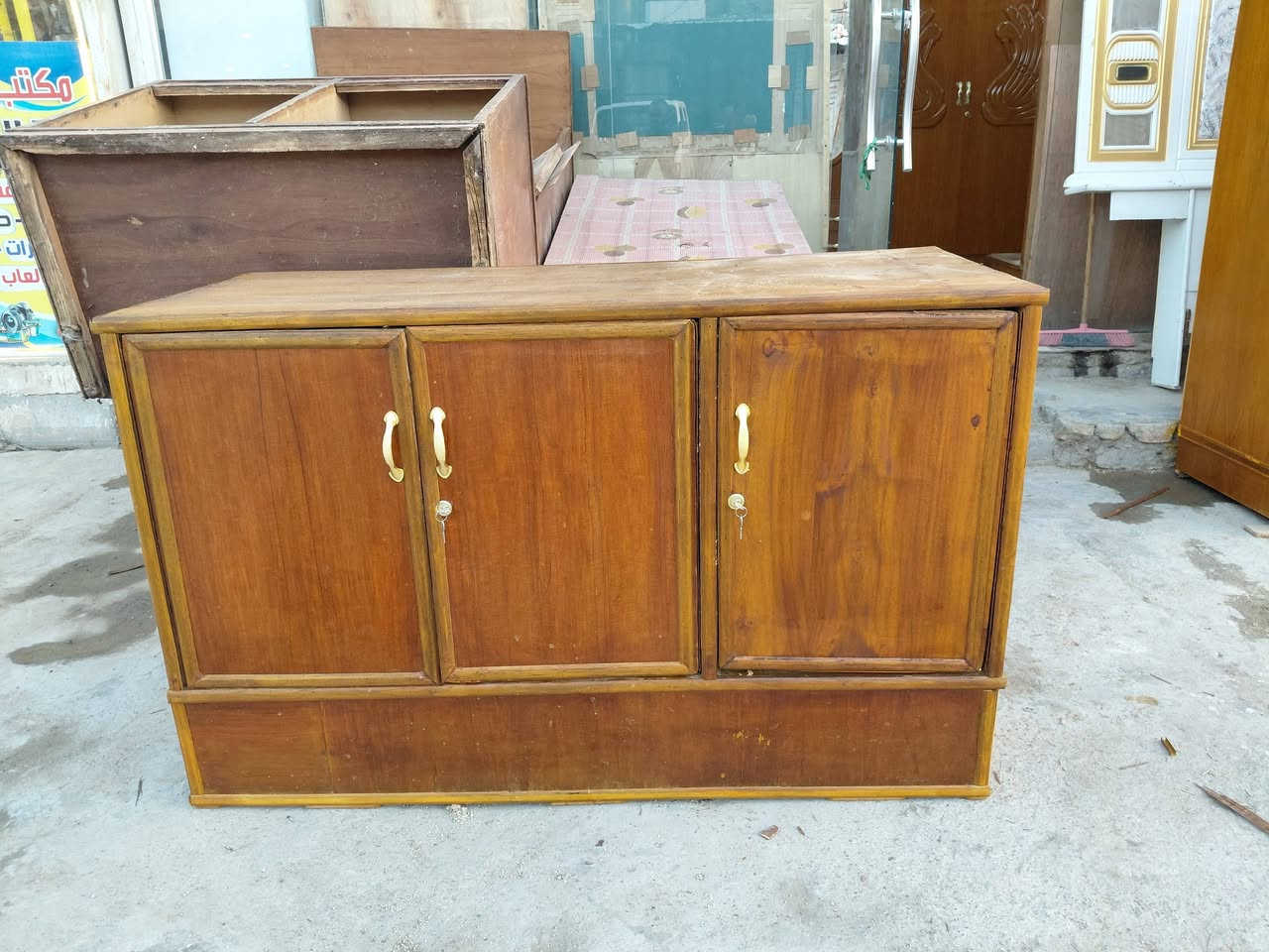 كناتير صاج مستعمله ابو الاربعه وابو اثلاثه مع بوفيه متر ونص صاج عنوانهم كوت حي الجهاد الجهاد النجارين نجارة ومعرض الحجامي الاتصال او مراسلة الصفحه ***********
