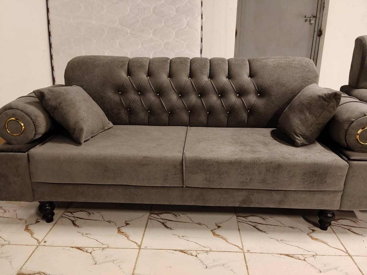 تخم عراقي شغل ممتاز وبتفاصيل دقيقه 12 مقعد قماش مخمل تركي ارجل خشب جميع اجزاء هيكل التخم بلوك متوفر الآن في معرض الشركه الكائن طريق رفاعي نصر مجاور جامعة اوما الاهليه للاستفسار اكثر يرجى الاتصال على الارقام التاليه
***********
0783106920 واتس فايبر تلگرام 
البيع بطريقة النقد والاقساط 
الشد والنقل داخل محافظة ذي قار مجانا
