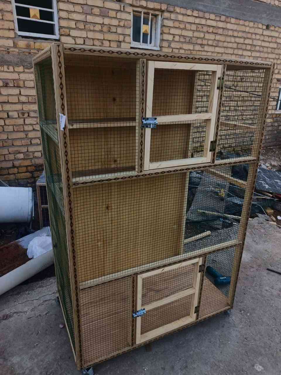 السلام عليكم ورحمه تم اكمال قفص طيور الحب لاحد لاخوه حسب الطلب والقياسات عرضه متر رتفاعه متر  ونص نزاله 60 شبك لخضر مغلون وشتغل حسب الطلب خانات او قفاص أو وجهايات أو كشوانيات بسعر مناسب مكان سماوه (***********)
