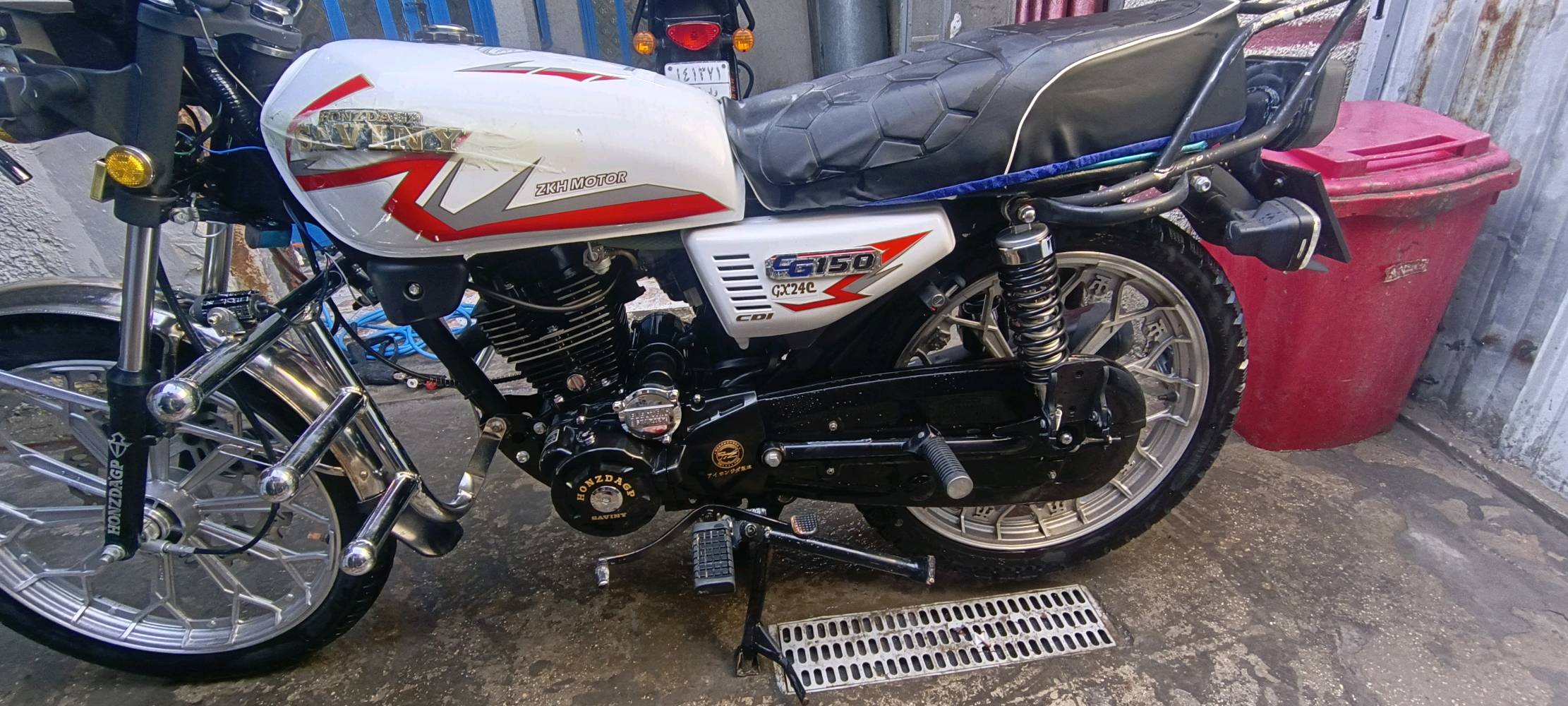 السلام عليكم
دراجة سيفان 2024  للبيع 

اوراق كاملة بيها بس سكنر 

دراجة كامله مكملة من كهربائيات واحتياجاتها 

مكينة مامفتوحة ومكفولة تنقيص وتبخير 

تاير جديد امامي وخلفي

دشبول الكتروني مابي اي نقص عدا الكيلومتر مايقرة 

الاختلاف البيها بس جاملغ الخلفي اسود بلادي والامامي ستيل 

العنوان بغداد جسر ديالى القديم