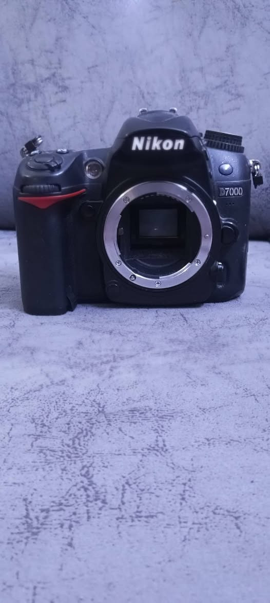 كمره نيكون 7000  سعر  450وبيهه مجال 
***********
