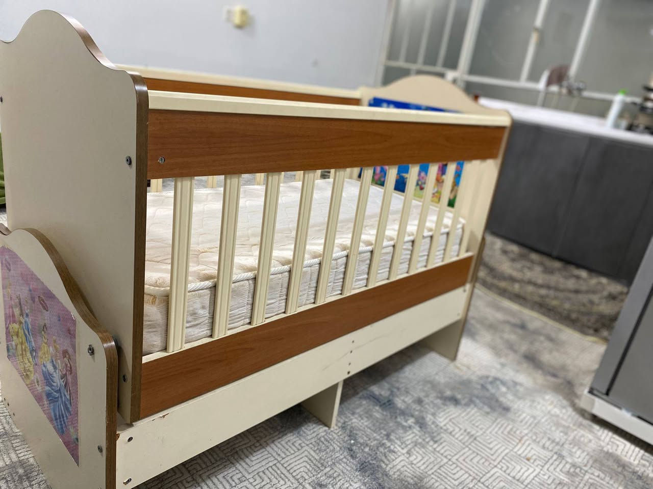 دەستی دووی چوارقورنە جۆلانە خاوێن و پوخت ماوەتەوە دۆشەکی خۆی لەگەڵە نرخی گونجاوە بۆ نرخ تەلەفۆن بەو ژمارەیە بکەن
***********
