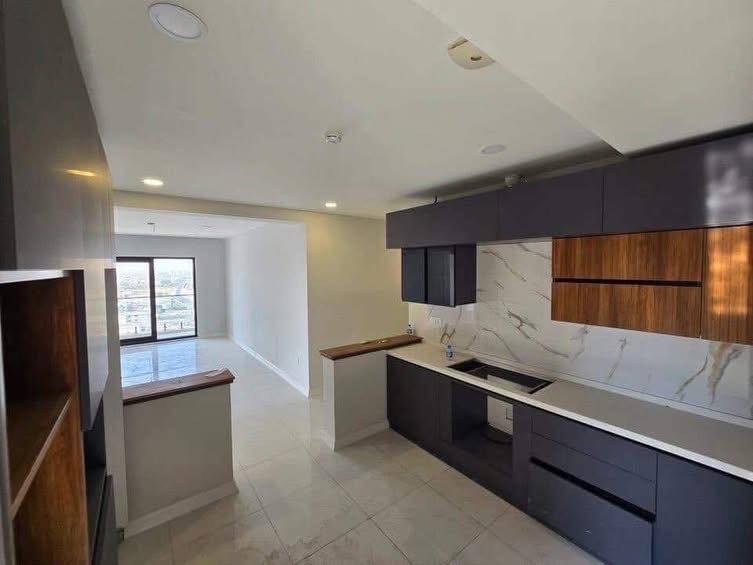 للايجار مجمع الروان السكني
ط9     عدد الغرف 3 نوم 3 حمام 
  زيرو غير مسكونة 
   
  مطبخ كامل + سبالت.
***********
