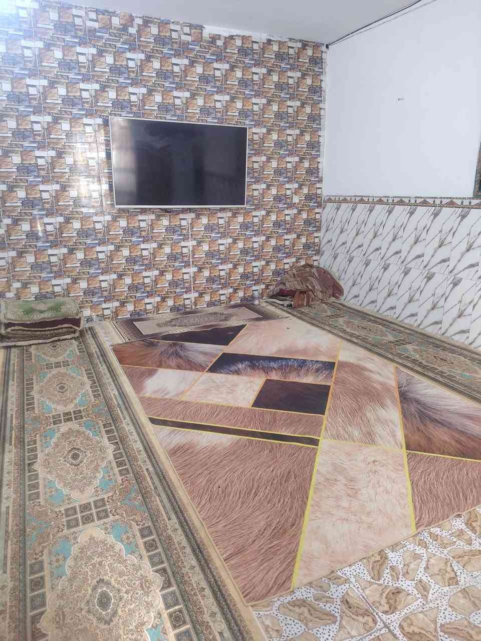 بيت للبيع مساحة ١٦٠ متر قاطين القاط الأرضي بي غرفةواستقبال وصالة ومطبخ ومنور والفوك غرفتين وصالة وصحيات خلف مدرسة الزوراء الأهلية لاتصال ع رقم ***********
