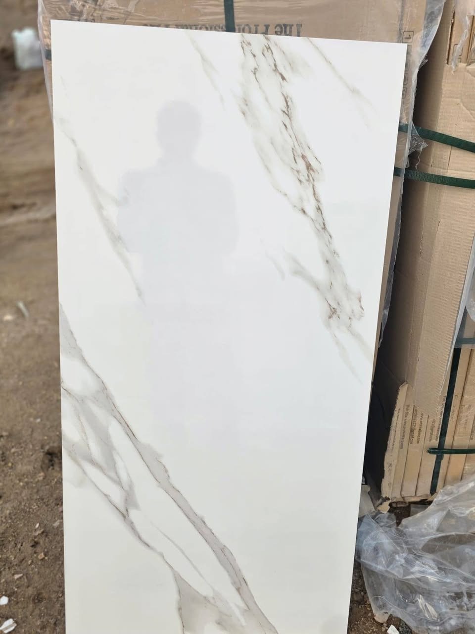 بفضل الله تعالى يتوفر جميع انواع السراميك توزيع جمله مفرد انسب الأسعار مكان 
الصويره تقاطع حي زهراء ***********
