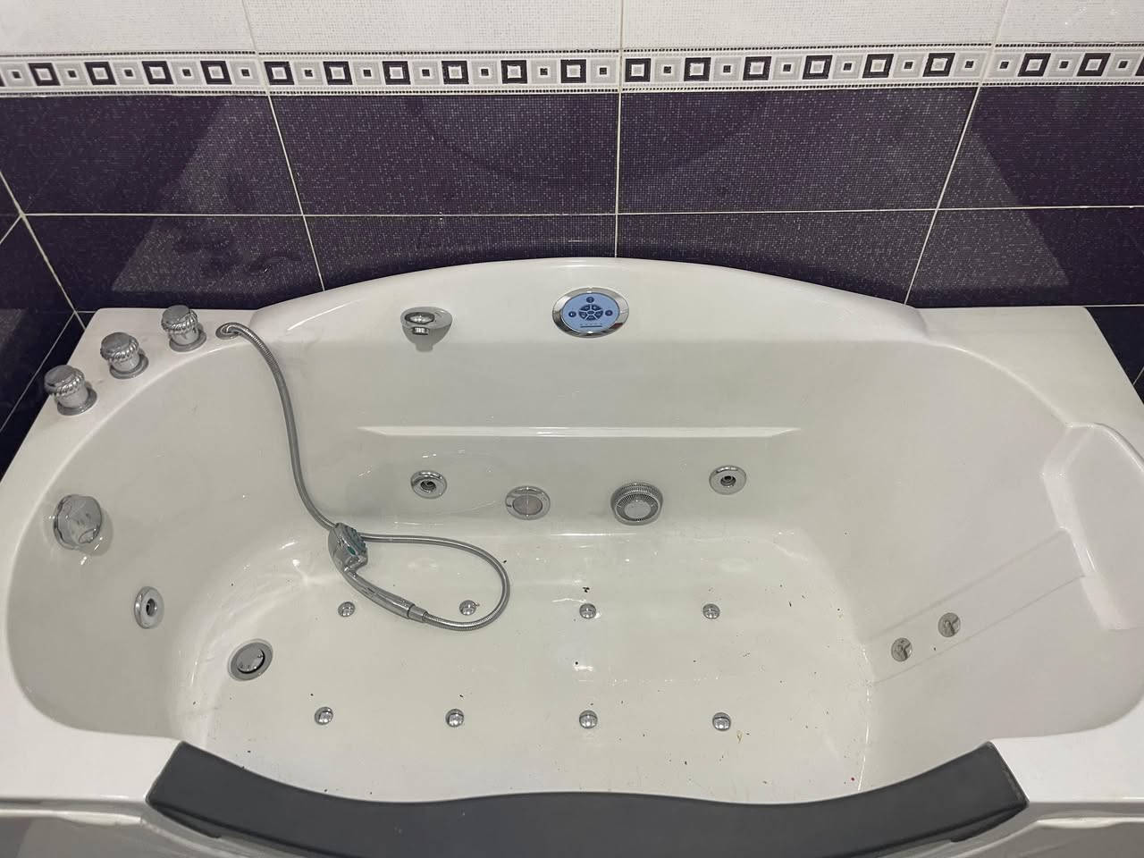 جاكوزي للبيع السعر 800الف  غير مستعمل نهائيا وبي مجال بسيط للاستفسار التواصل ***********

