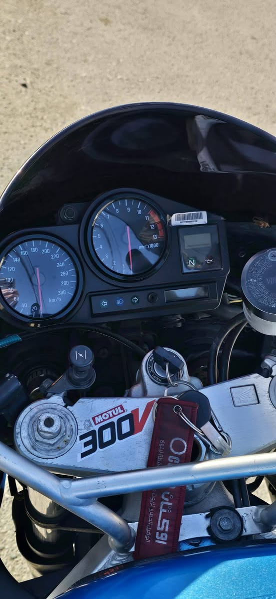 نوعيه/ هوندا 919 cbr
موديل/1999
الموقع/موصل
بدون اوراق 
مكينه وا كير خير من الله 
الدراجه كدام عينك 
دسكات جديد
يدات رياضي 
دهن (MOTUL)🏍️(موتول)
بلكات(ngk)
حماوه (82)
السعر (17) ورقه قابل للتفاوض
الرقم تلفون
***********
بي واتساب
