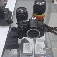 كانون 700D • شاشة لمس قلاب • عدسات 18-55 75-300