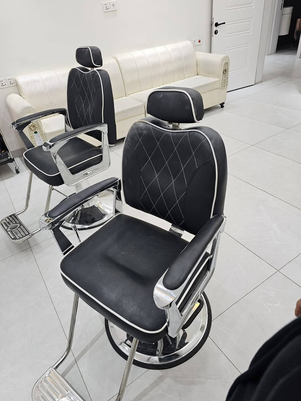 كراسي صالون و مركز تجميل ، كراسي بدكير ، سديات ، جهاز هايدرو فيشل للبيع.  للاستفسار التواصل على الرقم التالي ***********

