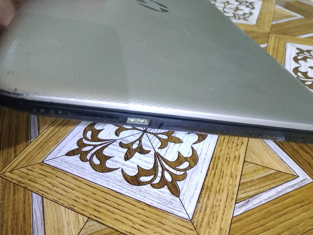 للبيع لابتوب HP بحالة ممتازة واستعمال قليل، الجهاز نظيف جداً ومناسب للعمل المكتبي، الدراسة، والبرامج اليومية.
المواصفات:
المعالج: Intel Core i5-6200U (جيل سادس).
الذاكرة (الرام): 4 جيجابايت.
الهارد: 1 تيرابايت (1000GB) مساحة تخزين كبيرة جداً.
كرت الشاشة: AMD Radeon Graphics.
نظام التشغيل: Windows 10 Pro مفعل.
الحالة: الجهاز بحالة جيدة جداً، مع الشاحن الأصلي، واستعماله كان خفيفاً.
م/ يحتاج تبديل بطارية فقط حالياً يشتغل بس على الكهرباء 
 _ السعر 225 الف بي مجال للبطارية 
للاستفسار  [واتساب ***********].