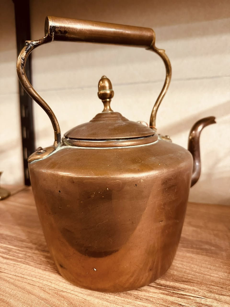 قوري نحاس احمر ثقيل صناعة انكليزية قديمة
*********** واتساب المحل في السليمانية يوجد توصيل
