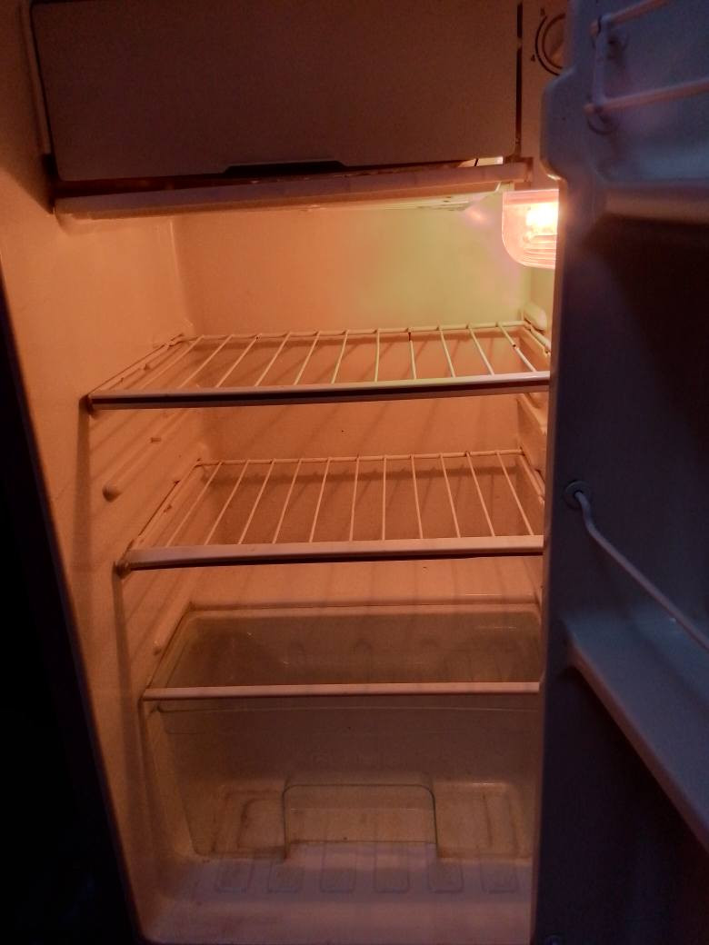 ثلاجة حجم 6 قدم شغالة شرط التجميد ب75 مكاني نجف شارع المدينة *********** واتساب النجف, العراق
