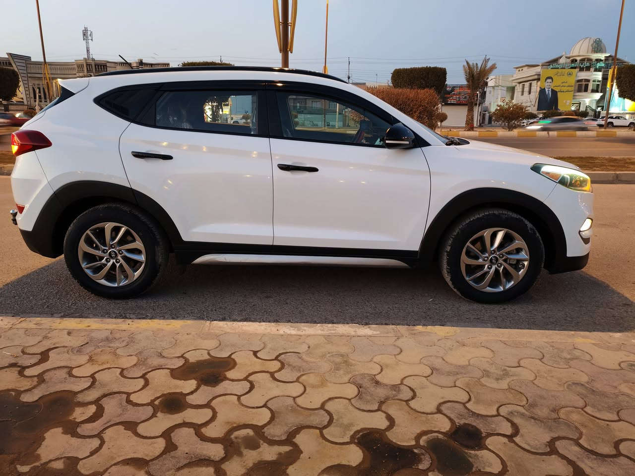 سلام عليكم توسان موديل ١٧ وارد امريكي ضرر من امريكه بس صندوك بارد شويه كما موضح بل صوره صار  بيهه ضرر بل عراق  براس البنيد شبر صبغ   وبل باب الخلفي شبر صبغ فقط  وبيه  مكانات بارد   سياره جديده كير محرك جديد تخم تاير مواصفات عاديه سياره جديده رقم بغداد تحويل مباشر  وخير من الله ماشيه 117 السعر 142 وبيه مجال مكان السياره الفلوجه حي شهداء رقم *********** //***********
