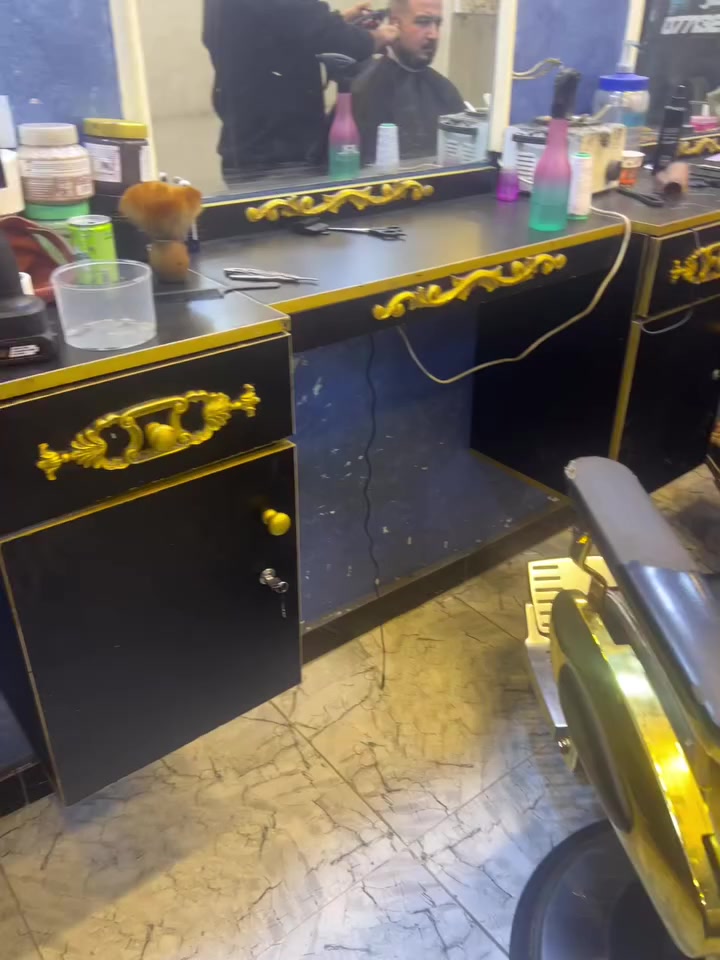 ميز مال حلاق للبيع ***********
