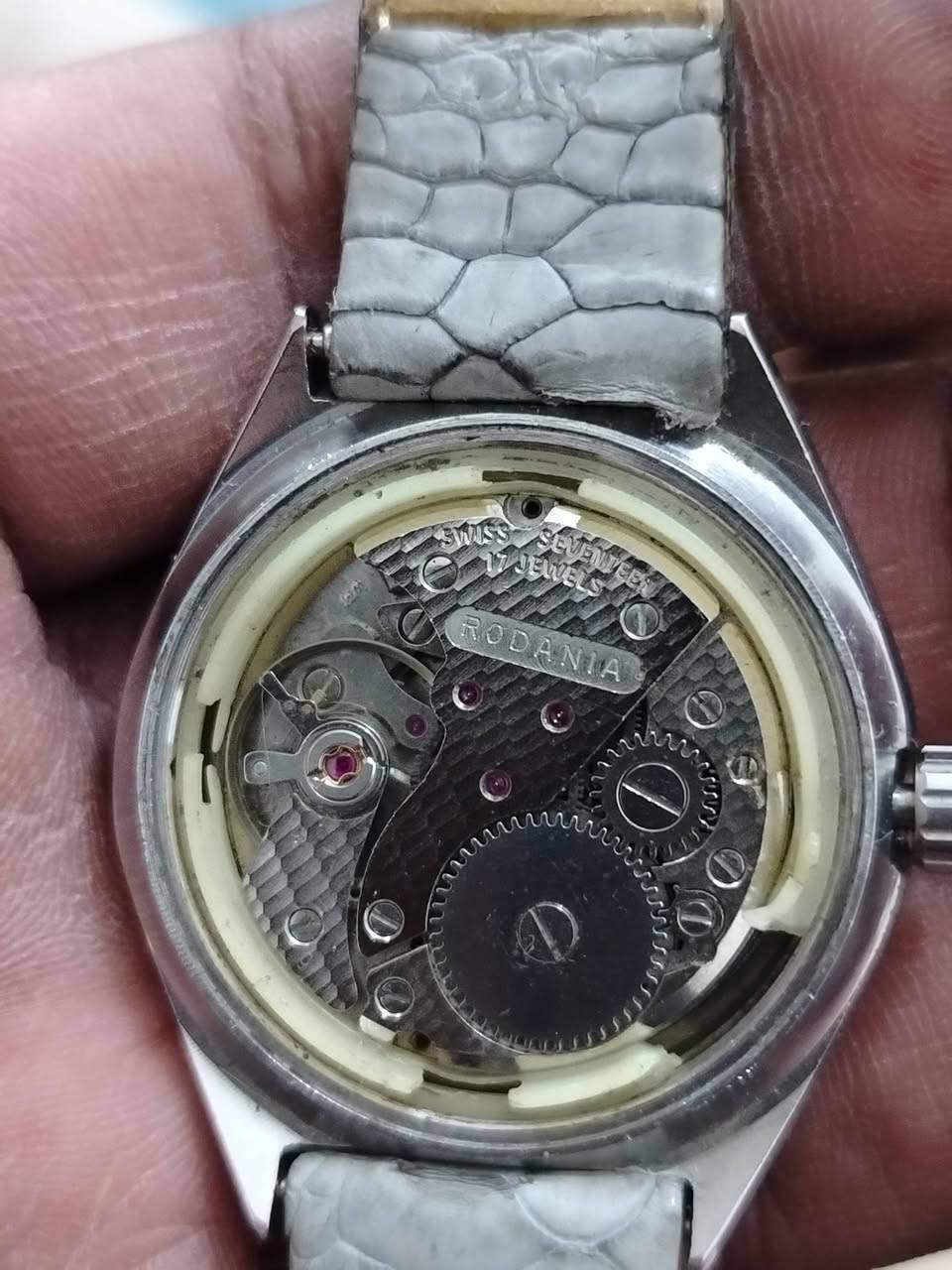 من رخصه الادمن الطيب ساعه ماركه رودونيا سويسري إنتاج 1950 الشهيره قطر 36×40 زمبلك قبق ماكنه حزام جلد طبيعي سويسري فقط آثار قدم بالمينا جام مضلع  وقت مضبوط مهتم يراسلني خاص ويدلل سعر مناسب يوجد توصيل لكل العراق وتحياتي للجميع وجمعه مباركه


**إذا كنت صاحب هذا الإعلان وتريد حذفه لأي سبب، رجاءا أرسل رسالة إلى الدعم الفني**