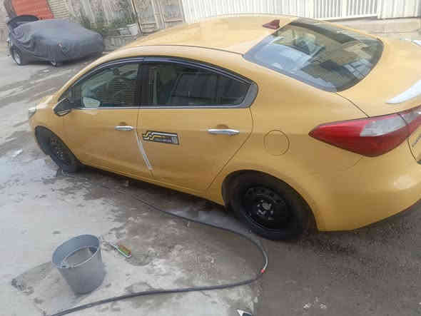 السلام عليكم 
للبيع كيا فورتي موديل 2015وارد امريكي تعديل بنيد وجاملغ بدون تبديل مكينة 2000 بأسمي تحويل ثاني يوم مصفرة هيئة وغرامات العنوان بغداد العبيدي حي الرئاسه شارع 20 
***********
