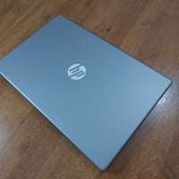 جيل    13  ماركة   hp   بلون مميز   ... شاشة  حجم 15.6 دقة FULL HD  .....