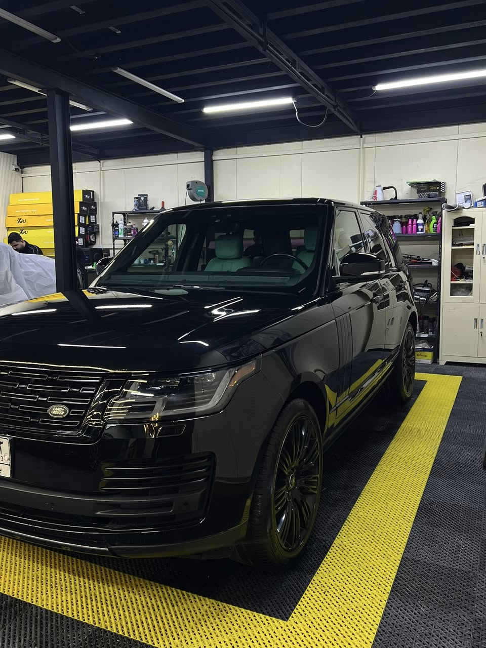 السلام عليكم ✋🏻
رانج روفر فوك 2019 🔥
٨سلندر سوبر ✈️
ماشيه 44 الف بعدها جديده كلش
لون اسود 
داخل لون فيروزي مميز 🩵
بدون صبغ ✋🏻
بدون ايرباك ✋🏻
فقط جاملغ مبدل نفس لون 
صور سونار وياها 
 تخم تاير جديد 
صدر كله جديد 
مغلفه ppf

سعرها 420 ورقه وبيها مجال بسيط  

شراي يتصل /***********
