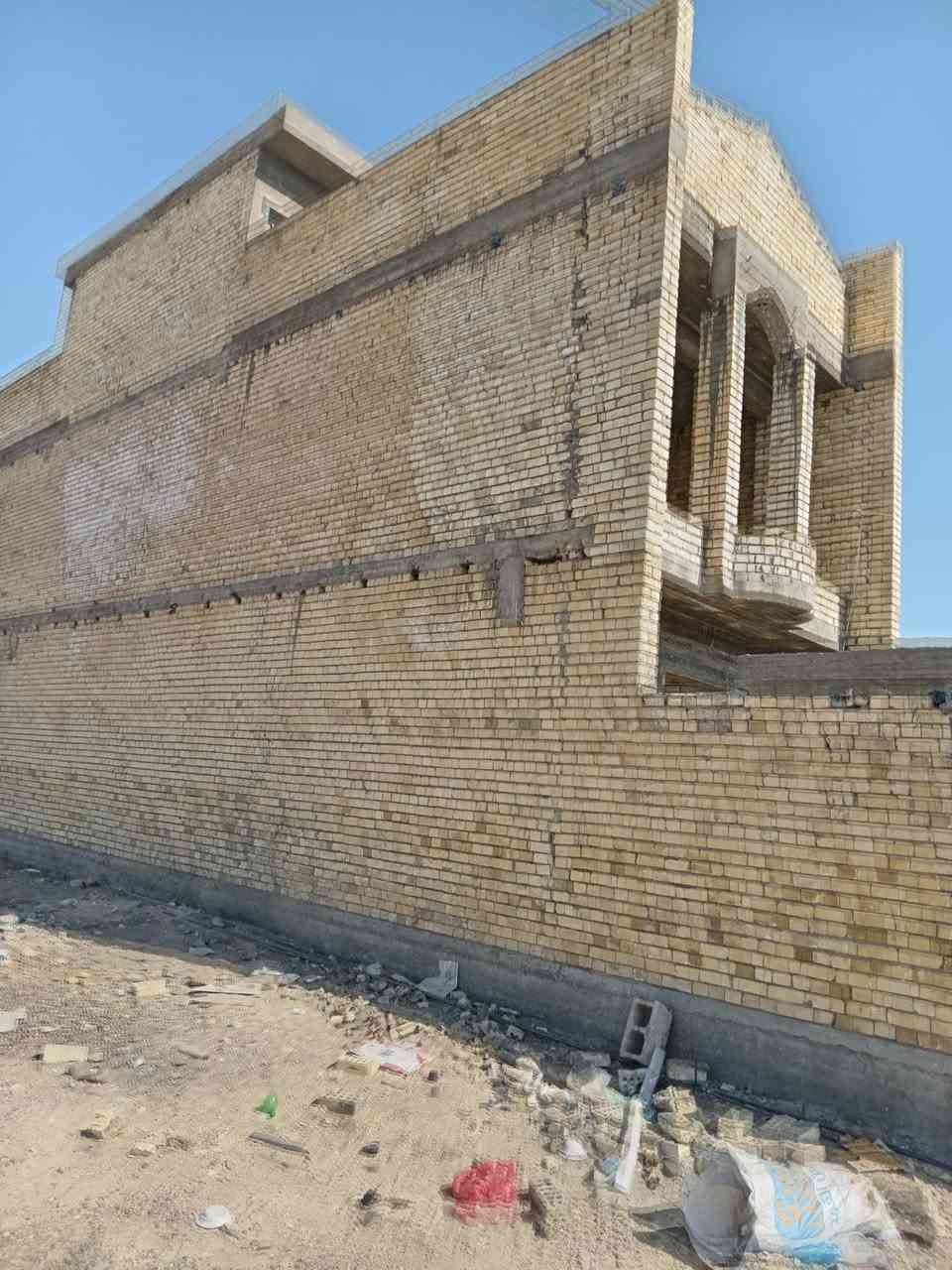 دار للبيع المساحه(١٠٠)متر الواجهة (٥) متر والنزال (٢٠)متر طابو صرف باسمي سند جديد سنة( ٢٦) تثبيت حدود وترسيم خارطه كامل والدار مثل ماموضح بالفديو السعر (١١٠)مليون دينار عراقي الاتصال على الرقم *********** العنوان بغداد الكرخ مقابل حي التراث مقاطعه ١٠/٢ خامس قطعه عن التبليط شارع عشرين
