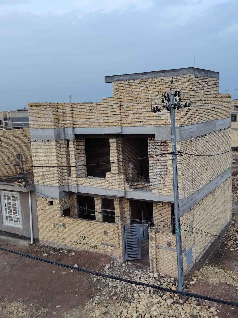 السلام عليكم مشتمل هيكل للبيع مساحة ١٠٠متر مربع ركن على شارعين طابقين الطابق الاول كامل مي ومجاري بناء درجة اولى كامل استارة بيتونة  ثالث قطعة عن شارع ٣٠ شارع احمد الوائلي السفحة الثانية متكون ٤ غرف نوم استقبال صالة ومطبخ 
٢تانكي حمامات عدد اربعة ٣داخلي واحد خارجي 
خلاطات درجه اولى علما الطاب الاول تاسيس الكهرباء بالكامل بوري وجكشن بيت يخبل تجي وتشوف بعينك 
علما الماء والكهرباء بالباب 
خاص موجود تلفون *********** العقار باسمي
