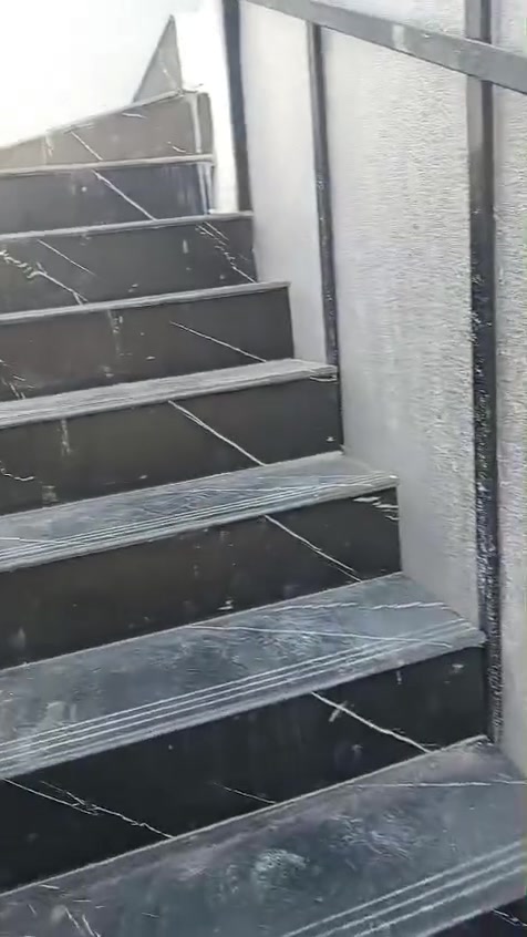 شقة للايجار جديدة فول فول سقف وسيراميك غرفتين نوم واستقبال وهول ومطبخ وصحيات وبيتونة بحي التعليم التربية الثانية المساحة150متر للتواصل***********اسيا***********
