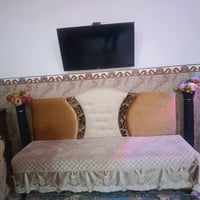 ديوان ٢٠ مقعد • خشب قوي • ٤ طلبات خشبية