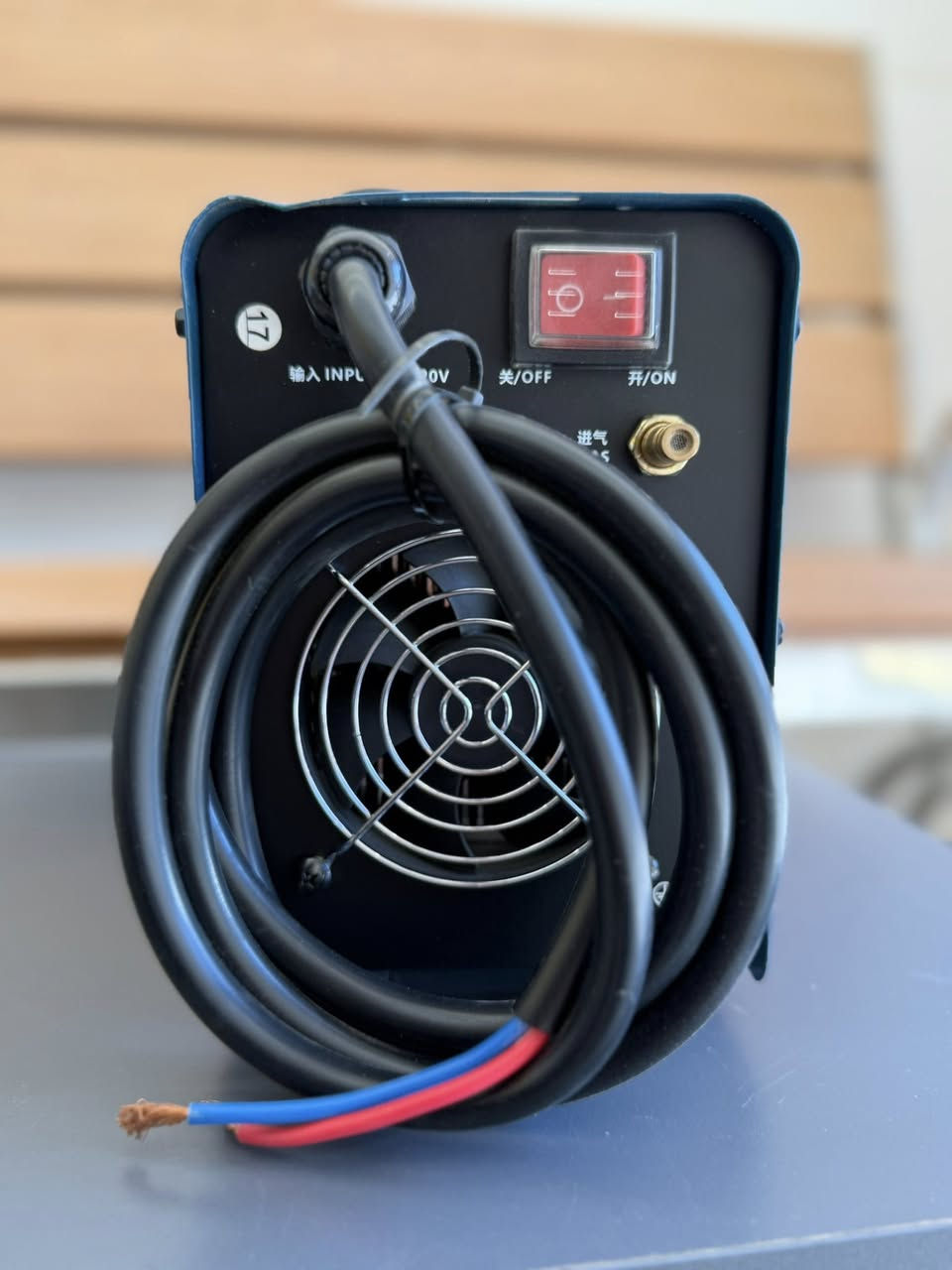 متوفر لدينا في انور الصباح للستانلس ستيل 

ماكينة WUJIE (الموديل WS-200S) - اللون الأزرق
ماكينة عملية وقوية جداً:

• الشاشة الرقمية: تحتوي على شاشة "ديجيتال" لعرض شدة التيار بدقة، وهذا يساعد الفني على ضبط الحرارة المناسبة لسمك الستيل (مثلاً الـ 0.8 ملم يحتاج حرارة تختلف عن الـ 1.5 ملم).

• المتانة: تصميمها يوحي بأنها مخصصة للعمل الشاق (Heavy Duty) وتتحمل ساعات عمل طويلة في الورشة.

• التبريد: تظهر فتحات التهوية الواسعة، وهي ضرورية جداً للحفاظ على استقرار أداء "الإنفيرتر" تحت شمس العراق وحرارة العمل.

العنوان: كربلاء المقدسة / الحي الصناعي /- قرب الراية.
https://maps.app.goo.gl/7Ek6m9e82jJCVKgA6
📱 تواصل ويانا واتساب:
***********
***********
#اكسسوارات_ستيل #غذائي_304 #ستانلس_ستيل #ستيل #استيل #ستيل_ذهبي #ستيل304 #StainlessSteel #Steel
