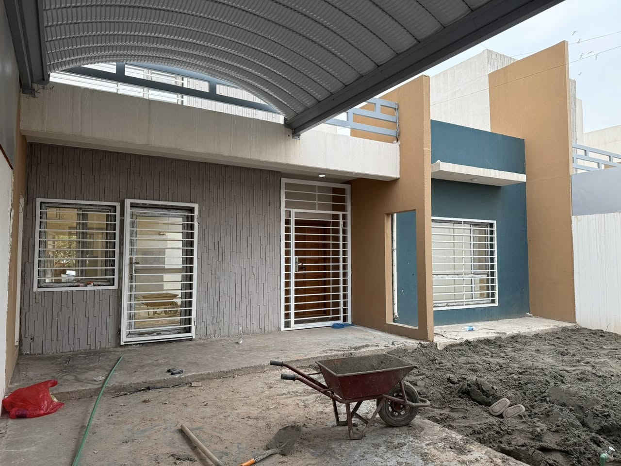 دار للإيجار في محافظة النجف الأشرف 
مجمع قرية الغدير 2 السكني
مساحة 200 متر طابقين يحتوي ثلاثة غرف سويت 
الدار مجهز بسقيفة للكراج وتعلية السياج الخارجي وكتائب حماية للأبواب والشبابيك وتسقيف المناور والحديقة مجهزة بالزميج وجاهزة للزراعة فقط ويحتوي ماطور ماء وسخان جدد غير مستعملات والدار نضيف جداً وجاهز للسكن 
سعر الإيجار الشهري 500 الف دينار ومقدمة كل أربعة اشهر
المهتم يتصل:***********
عقارات صادق الخزعلي لكل ماهو مميز ومناسب
يتوفر المزيد من عروض البيع والإيجار في اغلب المجمعات
