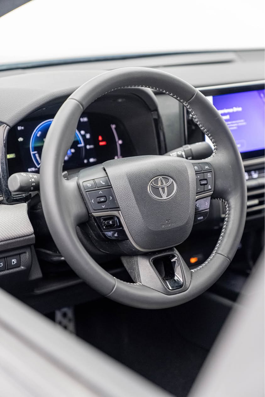 Toyota Camry 2025 SE
تويوتا كامري ٢٠٢٥
مواصفات SE شاشة كبيرة

مكينة ٤سلندر+هايبرد حجم ٢.٥لتر
ماشية 5,000 ميل و بحالة ممتازة 

السيارة بيها فقط تعديل بالجاملغ الخلفي بدون دواخل و ايرباك بدون صبغ نهائياً

رقم كاتي السيارة تترقم شمالي
سعر السيارة فقط 23,800$ دفترين و ثمانية و ثلاثين ورقة و بيها مجال للطيبين

السيارة موجودة ب دهوك ل اي استفسار اتصل علي الرقم
(***********) دهوك, العراق
