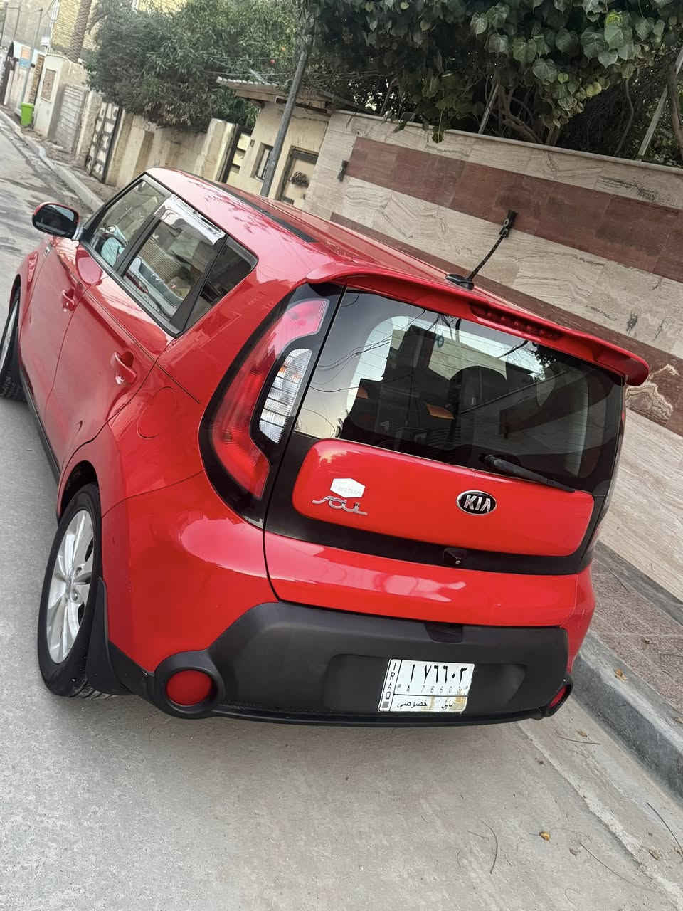السلام عليكم للبيع كيا صول موديل ٢٠١٥ وارد أمريكي مكفوله بدون حادث مكينه ٢٠٠٠ نص فول  ماشيه ١١٢ رقم بابل بسمي السعر ١١٦ وبيه مجال قليل حك الجيه مكان السياره حله حي الكرامه الاتصال برقم ***********
