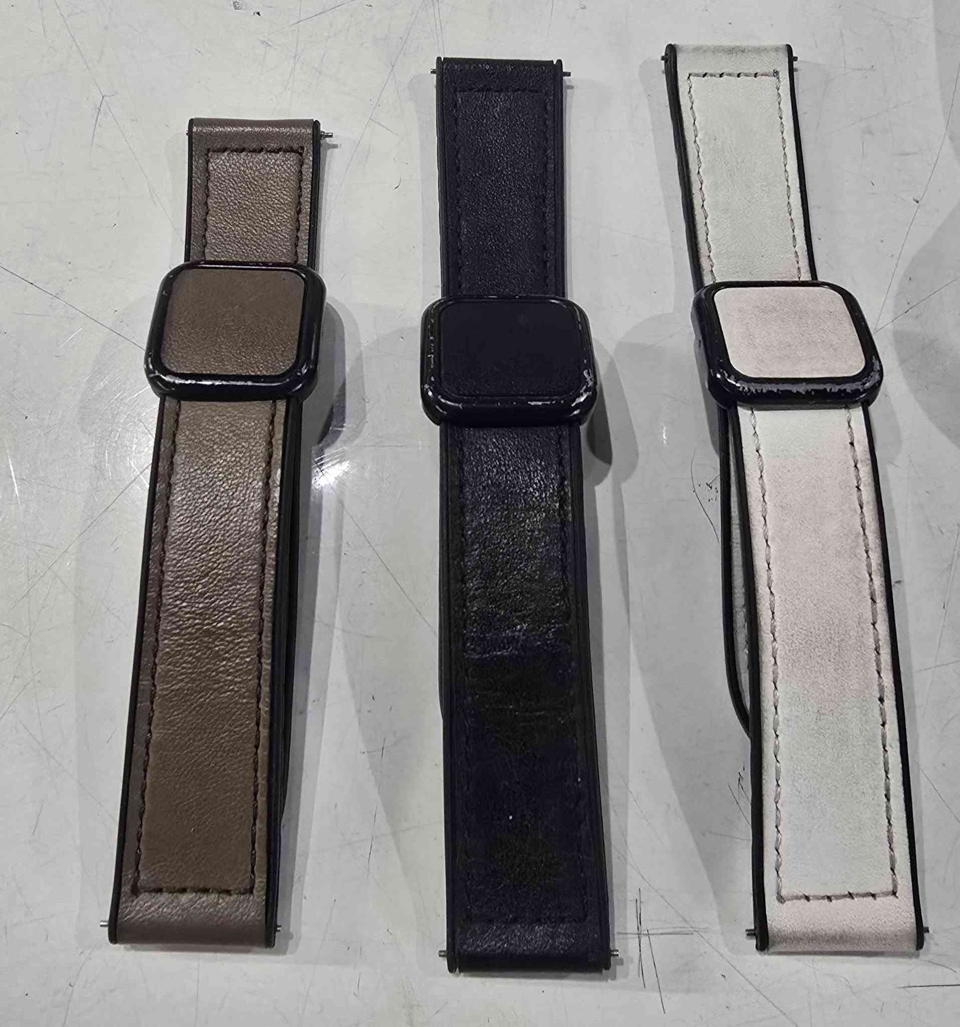 ساعة Galaxy Watch Astro Edition هي إصدار خاص من سامسونج يجمع بين تصميم كلاسيكي مستوحى من علم الفلك  مواصفات ساعة ذكية متقدمة، تتميز بشاشة Super AMOLED أكبر وأكثر سطوعاً، حافة دوارة نحيفة، عدسة كريستال ياقوتي للمتانة، ميزات صحية شاملة (نبض، أكسجين، نوم)، وتدعم أكثر من 90 نشاطاً بدنياً، مع بطارية تدوم طويلاً، وتقدم تجربة مستخدم أنيقة وعملية، كما ذكرت ، و..
المواصفات الأساسية:
الشاشة: Super AMOLED، أكبر حجمًا (حتى 30%) مع حافة أنحف (15%) مقارنة بالإصدارات السابقة.
التصميم: مستوحى من الفلك (astro-inspired)، مع نقوش فلكية على الإطار.
المتانة: مصنوعة من زجاج كريستال ياقوتي لحماية الشاشة.
المقاسات: 47 مم.
نظام التشغيل: Wear OS (يعمل بنظام أندرويد). 
الميزات الصحية واللياقة:
مراقبة شاملة: معدل ضربات القلب، الأكسجين في الدم (SpO2)، تحليل النوم.
تدريبات: دعم لأكثر من 90 نشاطاً بدنياً مختلفاً. 
الميزات الذكية:
اتصال: بلوتوث، تكامل مع أجهزة سامسونج الأخرى (مثل سماعات Buds).
التحكم: حافة دوارة نحيفة للتحكم السلس.
إشعارات: استقبال الرسائل والمكالمات. 
لماذا إصدار Astro؟
يكرم الإرث العلمي القديم في علم الفلك، مستلهماً من الاسطرلاب.
يقدم مزيجًا من الأناقة الكلاسيكية والتقنية الحديثة. 
وياها ٣ سيوره جلد وعلبتها والشاحنه الساعه نظيفه وشغاله بدون اي مشكله 
سعرها ١٥٠ الف قفل مع السيوره 
مكاني بغداد الاعظميه 
***********
***********
