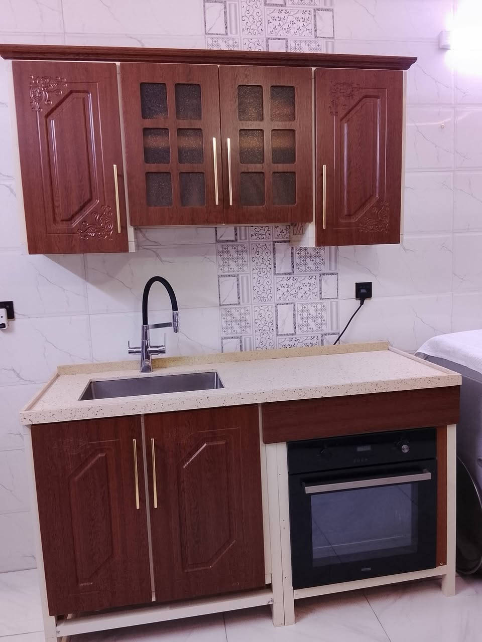 كاونتر تفصال درجه اولى ٤ قطع كله مرمر الداخل المنيوم والبيبان HDF ضد الرطوبة مع فرن  كهربائي تركي نظيفات جداً لايوجد ضرر العنوان بغداد الشعب الرقم *********** والي يريد الفيديو والتفاصيل كاملة يراسلني على الواتساب
