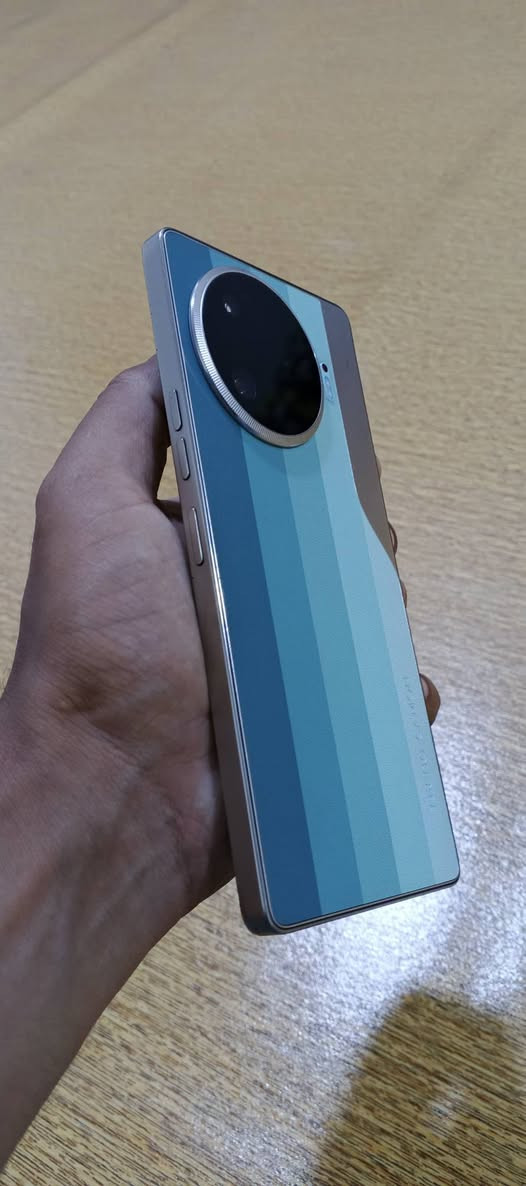 تكنو كامون 30 برو TECNO CAMON 30 Pro 5G
الجهاز نسخة 5G مو العادي ذاكرة الجهاز 256 والرام 24 فول مواصفات شاشة 144 فريم يشغل 90 فريم ببجي صافي كاميرا الجهاز كلش حلوة تشغل 4k ستين اطار صوت ستيريو شاحن 70 واط سريع جدا وبطارية 5000 الكاميرا الأمامية والخلفية 50 ميكا بكسل بصمة  مدمجة بالشاشة تسجيل مكالمات بدون برامج وبعد هواي مواصفات 
الجهاز بعده جديد بحالة الوكيل بدون اي ضرر او خلل مكفول وكامل ملحقات مع كفرات الحماية
السعر 300 الف 
عنواني بصرة دور الشرطة 
***********
