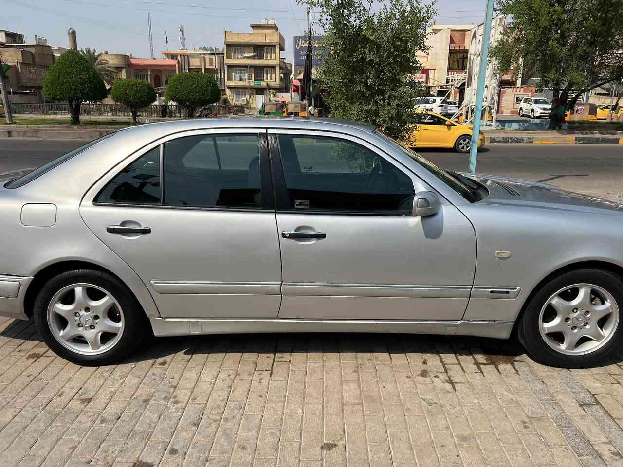 سلام عليكم مارسدسE320 خراطيم ١٩٩٧
ام عيون لون رصاصي وارد ياباني بدون فتحه غرفه مخمل جديده تحكم كهربائي كامل كشنات وجام مري شفط. 
رقم بغداد باسمي سياره كلشي عل بلاد صبغ بل خارج عام 
بيه بارد مثل ماموضح بل صوره جاملغ خلفي ع حطته تجوه خلفيه جراره طبيه مكينه جديده لوك كير مكفول شواصي لغود مكفوله تايرات جدد مناقصه ايشي السياره كامله مكاني بغداد ***********سعر ٨٨
