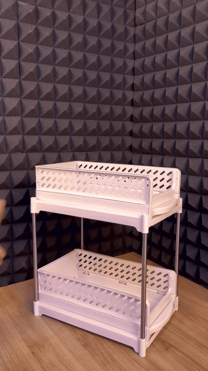 رف تخزين بلاستيكي مزدوج بطبقتين مع أعمدة معدنية
السعر 20 الف

الاستخدامات:
تنظيم أدوات المطبخ مثل البهارات، العلب، وأدوات التنظيف.
ترتيب مستلزمات الحمام كالشامبو، المناديل، ومنتجات العناية.
تخزين الخضروات والفواكه بفضل تصميم التهوية الجانبي.
مناسب للاستخدام داخل الخزائن أو على أسطح الطاولات.
مثالي للمكاتب لتنظيم القرطاسية والملفات الصغيرة.

المميزات:
تصميم بطبقتين يوفر مساحة تخزين إضافية دون استهلاك مساحة كبيرة.
هيكل بلاستيكي متين مع أعمدة معدنية مقاومة للصدأ.
فتحات تهوية جانبية تمنع تجمع الرطوبة وتحافظ على المحتويات
سلال قابلة للفك والتركيب بسهولة.
تركيب سريع بدون الحاجة لأدوات مع دليل إرشادات مرفق.

أبعاد المنتج:
- الطول: 26 سم
- العرض: 37 سم
- الارتفاع: 44 سم

المسافة بين الرفوف: 30 سم.
قياس الرف الواحد: 19 × 34 سم.
قياس الكارتون: 40 × 24 × 10 سم.
تصميم عملي يسمح بسهولة التنظيف والنقل.

محتويات الصندوق:
2 سلة تخزين بلاستيكية.
4 أعمدة معدنية داعمة.
قواعد تثبيت بلاستيكية.
قطع تثبيت وإكسسوارات التركيب.
دليل تعليمات التركيب.

الملاحظات:
يُفضّل توزيع الوزن بالتساوي على الرفوف.
مناسب للأغراض المتوسطة الوزن.
قد يختلف لون المنتج قليلاً حسب الإضاءة.
يحتاج إلى تركيب بسيط قبل الاستخدام.


**إذا كنت صاحب هذا الإعلان وتريد حذفه لأي سبب، رجاءا أرسل رسالة إلى الدعم الفني**