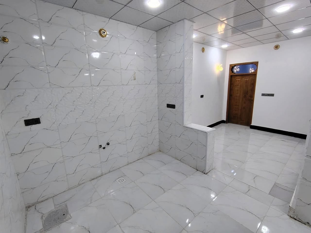 دار للايجار  (50 متر) شارع الصب عمود 321

السعر الايجار 200الف مقدمه شهرين 

يحتوي على طابق واحد

 غرفه   مطبخ   صاله    صحيات

خزان   سخان   ماطور. خط مولد 

ـــــــــــــــــــــــــــــــــــــــــــــــــــــ

دار بنضافه 100 بال،100

البيت جديد وغير مسكون 
للاستفسار اتصل ***********
