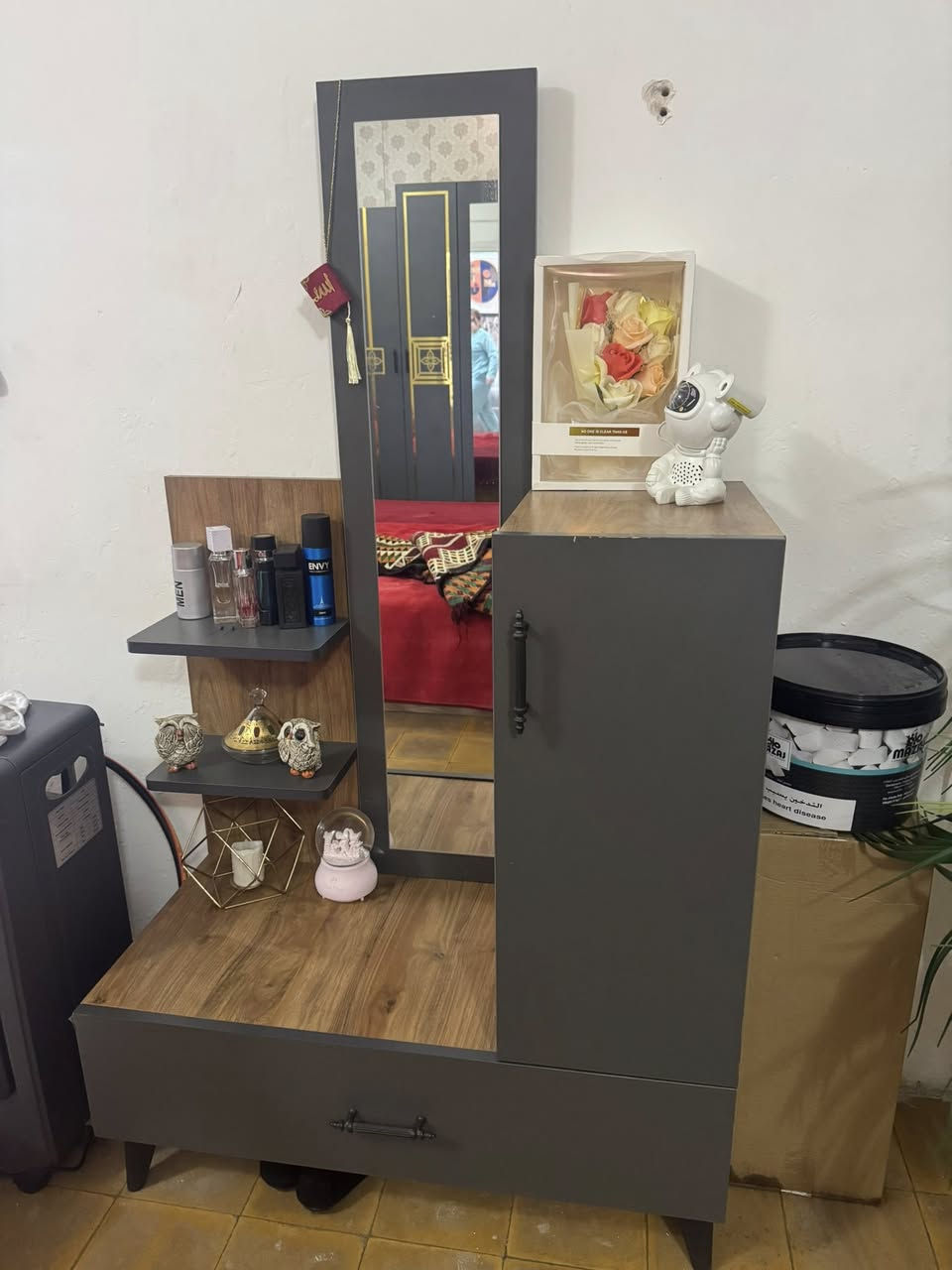 غرفت نوم ٥ قطع اخت جديده سعر ٤٥٠ العنوان بغداد شارع الصناعة قرب الجامعة التكنلوجية ***********
