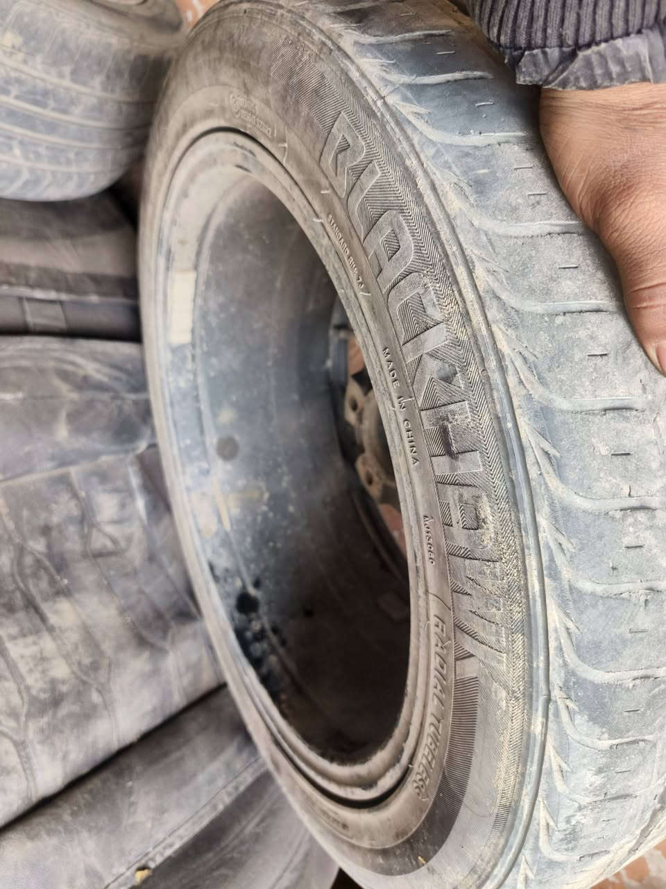 سلام عليكم ويل ١٧ بيه تخم تاير جديد ويل واحد بيه فطرين سعره ٢٧٥ 
***********
