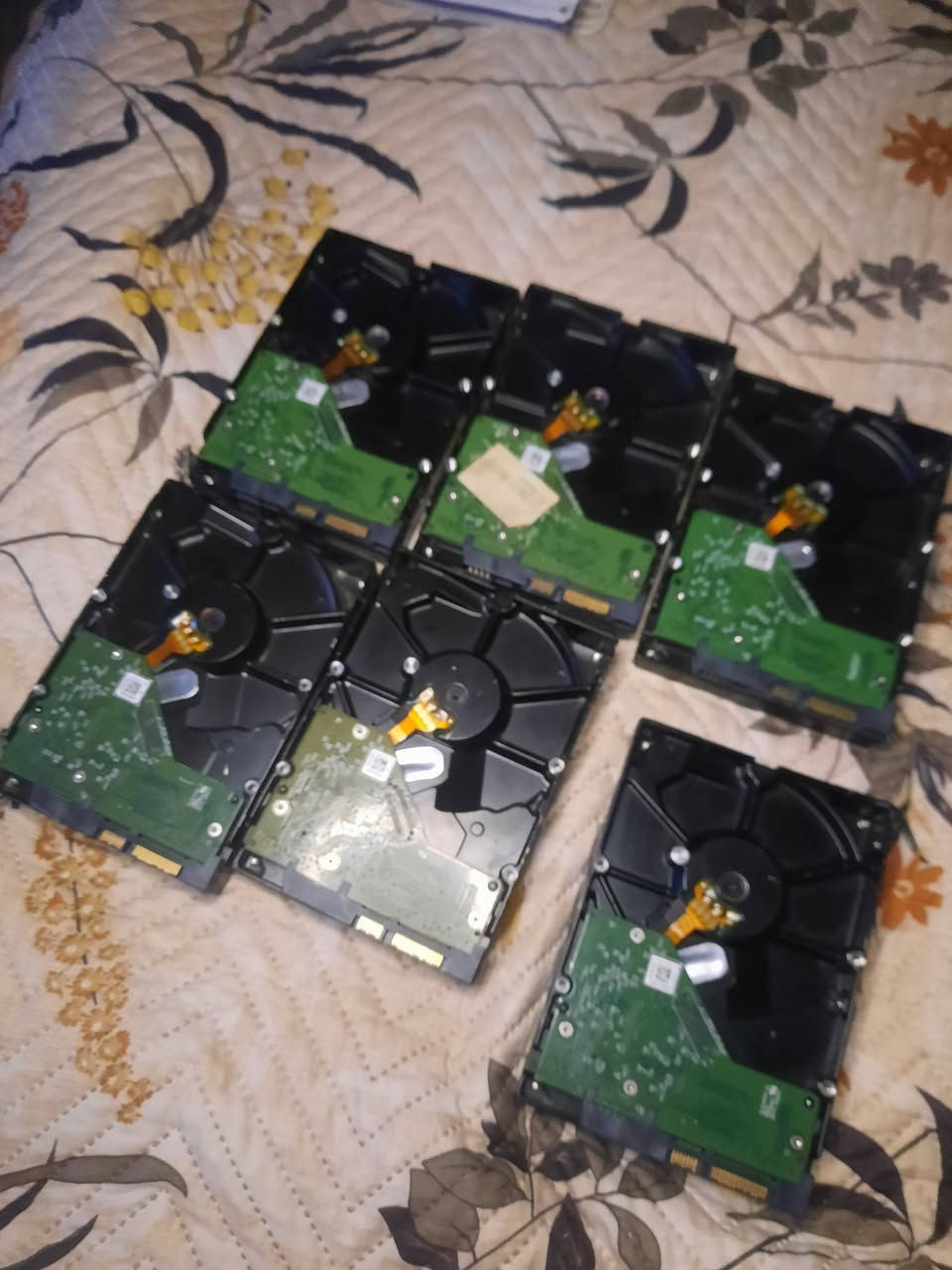 السلام عليكم
هاردات 1t HHD شغالات مابيهن اي أشكال وعالضمان
نضيفات وممتعوبات سعر القطعه ٢٢ جمله ٢٠ 
***********
