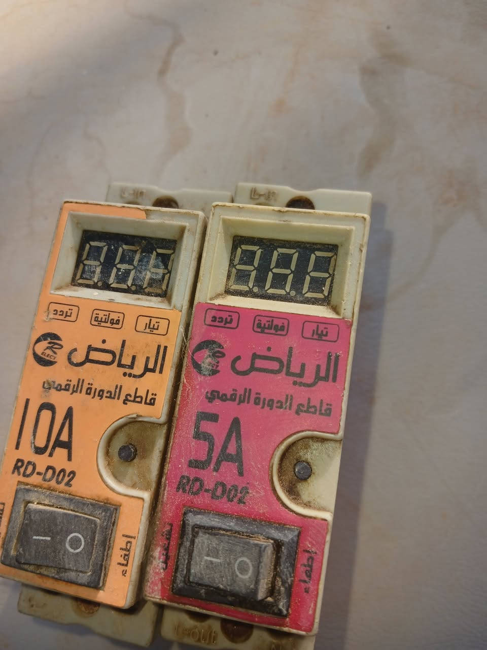 السلام عليكم للبيع كوت المركز ***********
كومفيره نوعها سوبر كولدن مكفولة على وضع شركة شغالة سعرها 85 
جوزة ذكية ام شاشة شركة رياض عشرة امبير وخمسة امبير اثنينهم بسعر 10
