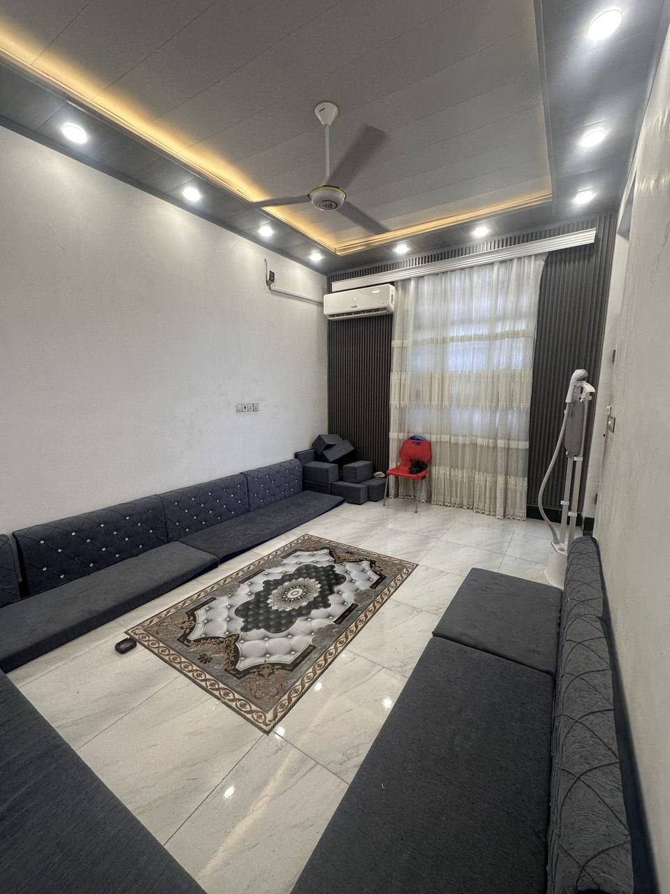 السلام عليكم دار للبيع في ناحيه الرضويه الرضويه الثانيه قرب مطعم العراق فرع عقيل الدعمي َمساحه الدار 140متر مربع يحتوي الدار على مطبخ وصاله واستقبال واربع غرف ومجموعه صحيات البناء حديث وجميل للاستفسار ***********
