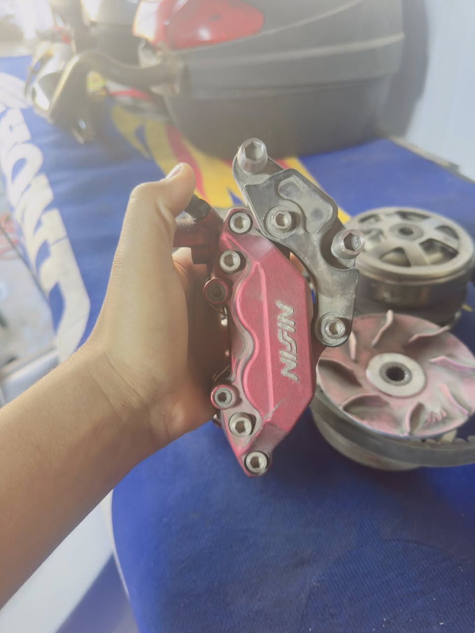 السلام عليكم شباب عدي غراض اصليات شرط متل رمبه كرزي كلمن وسعره وعدي غراض عدله ويل كب نجمه شخط ما مشخوط هوه وتايراته وصالنصه قطعتين مكفوله من الحيم واقيه كاربون بيها براغي رياضيه مال عدله ***********
