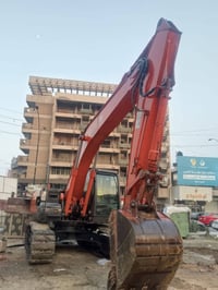 حفاره هيتاشي حجم 200 z3 زنجيل مغلف بلربل انجكترات وليس بم ونوزل بعدهه ...