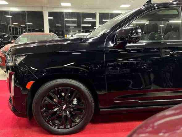 السلام عليكم ورحمة الله وبركاته. 
#معرض_ابن_شعبان_لتجارة_السيارات. 
____________________________
✅اسم السيارة:كديلاك سكاليد. 
✅الفئة:Sport. 
✅المديل:2023. 
✅اللوحة:بغداد. 
✅السعر:  725  ورقة
✅الضرر:الجاملغات الامامية فقط. 
✅السيارة كفالة من الايرباك ✅والشاصي والغرق والحرق. 
______________________________________
🔻1-حجم المحرك 8 سلندر 6200. 
🔻2-عداد المسافة13 الف ميل. 
🔻3-سقف بنرما. 
🔻4-زينون عالي ناصي آصل. 
🔻5-جنطة كهرباء. 
🔻6-بصمة ابواب وتشغيل عن بعد. 
🔻7-خاصيه جعل المحرك 4 سلندر 🔻اقتصادي. 
🔻8-كامرات ميحطيه 360 درجه. 🔻(٥)كامرات. 
🔻9-اشاير مري.قابله للطيء. 
🔻10-رادر جانبي مانع اجتياز+رادر 🔻امامي. 
🔻11-سستم صوت متكامل. 
🔻12-تدفئة+تبريد المقاعد. 
🔻13-جكات جوبلس صعود ونزول. 
🔻14-حساس امامي+خلفي. 
🔻15-ويل مقاس 22 بلاك توب. 
🔻16-دجات صعود جانبي كهرباء 🔻شفط. 
🔻17-مقاعد جلد اسود خط ابيض آصل. 
🔻18-المقاعد الخلفي شفط كهرباء. 
🔻19-كونترول تبريد خلفي منفصل. 
🔻20-شاشات عرض خلفيه. 
🔻21-فور ويل درايف. ٤*٤. 
🔻22-مقود كهرباء. 
🔻23-الكراسي كهرباء. 
🔻24-خزن ميموري لكرسي السايق. 
🔻25-اوتو ستوب. 
🔻26-هاند بريك بصمه. 
🔻27-تحديد مسار. 
🔻28-داتو شو شاشه ليزري. 
🔻29-تبريد مناخي. 
🔻30-تحكم ستيرن جهتين.  

______________________________________
🔻للأستفسار اكثر:🔻
***********📞 المبيعات
***********📞سامر. 
***********📞جهاد. 

🔴العنوان:النجف-
🔴المدينة المائية-
🔴مقابل حي الجامعة-
🔴مجاور كافية الزاويه.
