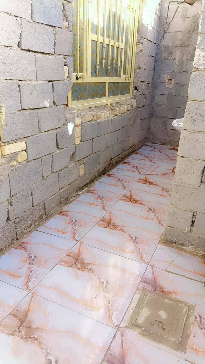 بيت زراعي للبيع في بستان الـ طعيمه بين السوق والعكيكه قريب على الشارع العام 
يحتوي على غرفتين وديوانيه ومطبخ وصحيات وصاله 
البناء بلوك للاستفسار الاتصال على صاحب الملك ***********
السعر 45 مليون
