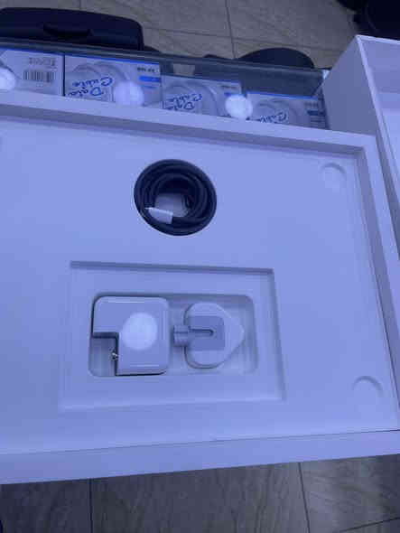 apple macbook air 
M4 
ram 16G 
ssd 256
حجم 15 انج 
بطاريه 100‎%‎ عدد دورات 16 
عربي شرق اوسط كامل ملحقاته 
السعر : 1،375،000
بغداد - المنصور 
***********
