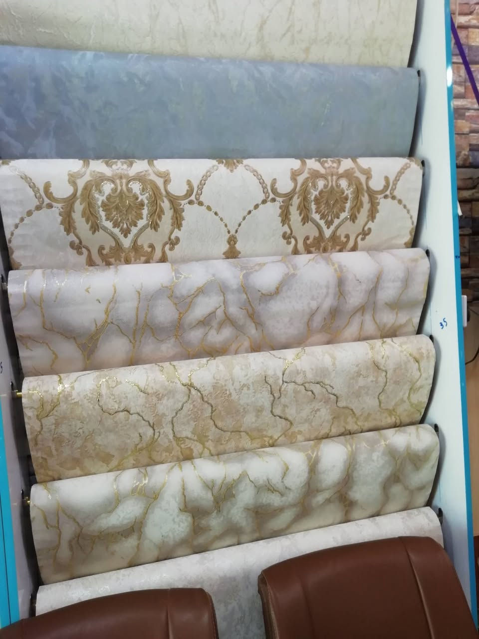 ورق جدران ايطالي المنشأ خامه ضخينه ونقشه بارزه 16م*1.6 600لفه 10الف مع الماده مع وجود زجاج متنوع وكورنيش فوم اسعار زهيده *********** تصفيه مخزن
