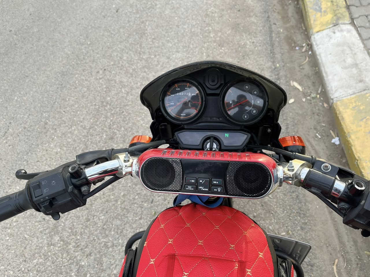 سلام عليكم
درجه بوكسر موديل 21 مرقمه ديالى
البارحه شديت اله باتري جديد اصلي شركه
دوشمه جديدة وبيه MP3
وتاير خلفي جديد درجه كامله مابيه اي نقص
تحويل شوكت ماتريد احولك
للبيع مكاني ديالى بعقوبة سعر  مناسب 
مليون 780 وبيه مجال قليل

شراي اتصل ***********
