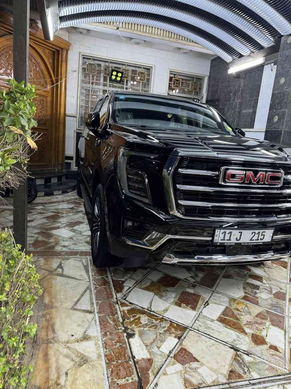 السلام عليكم جمسي يوكن الفيشن 2025
حجم المحرك 5.3 V8 
سياره مغلفه بالكامل  ￼￼
بصمة  
تشغيل عن بعد 
دخول بصمة ذكي 
باب خلفي كهربائي 
مقاعد جلد رصاصي 
شاشات خلفيه
كراسي امامية كهربائية 
ميموري خزن كرسي السائق 
دفع ثنائي RWD
اريل نفكيتر 
حساسات أمامية 
حساسات خلفية 
لايت زينون + LED 
حجم الاطار 20
اشارة في المرايا الجانبية وكهرباء 
‏ABS 
دشبول شاشة ديجيتال 
شاشة Apple Car play 
سماعات سستم صوت شركه BOSE
4 كاميرات 360  
الانارة الداخلية LED  
 مثبت السرعة Cruise 
 المودات والاوامر الصوتية  
مخرج منفذ الطاقة 
فحص نظام السيارة 
تجاوي متحركة 
مثبت مقعد الطفل ISOFIX 
3 قطع تبريد 
أوضاع القيادة Drive Mode 
أوتو هولد Auto Hold 
نظام مانع الانزلاق 
حاملات الأكواب 
ماشيه 2000 كليو فقط 
مع رقم عادي 
السعر. 640$


**إذا كنت صاحب هذا الإعلان وتريد حذفه لأي سبب، رجاءا أرسل رسالة إلى الدعم الفني**